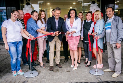 The grand opening of the first retail store "Officeton"
